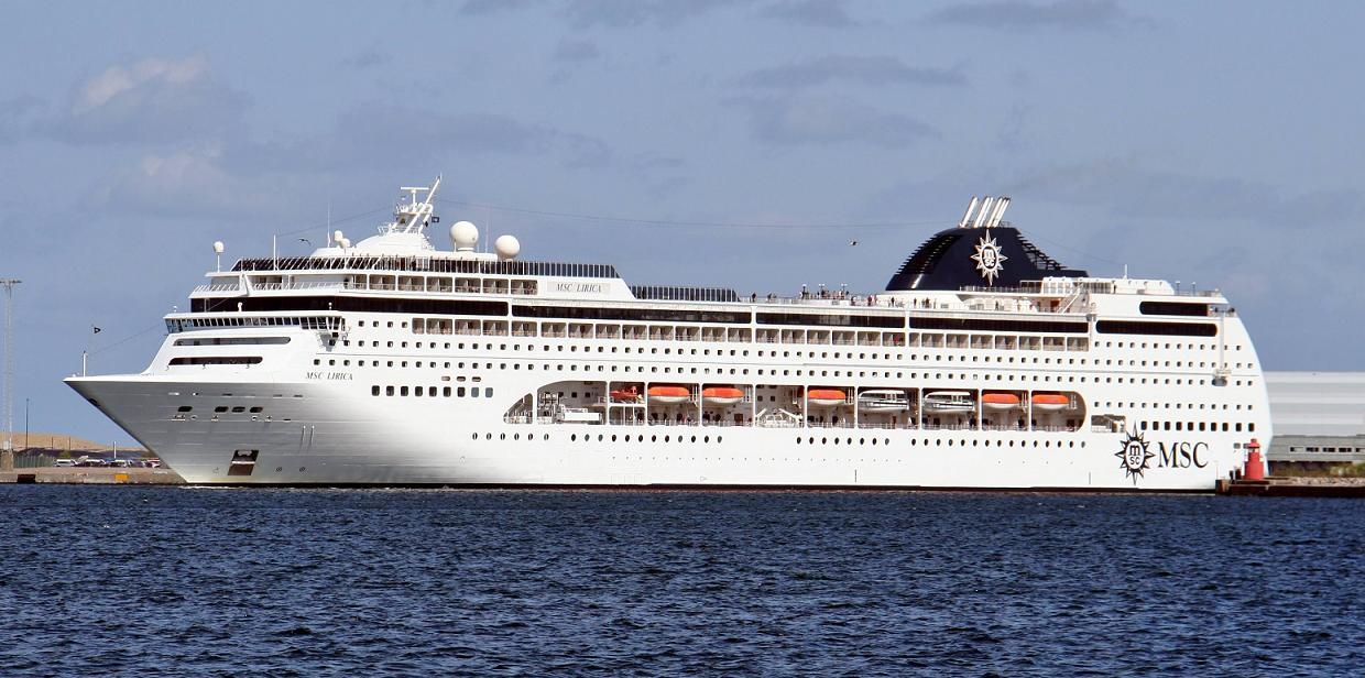 El MSC LIRICA atracado en puerto... CRUCEROS MSC MEDITERRANEO CRUCEROS MSC LIRICA CRUCEROS MEDITERRANEO